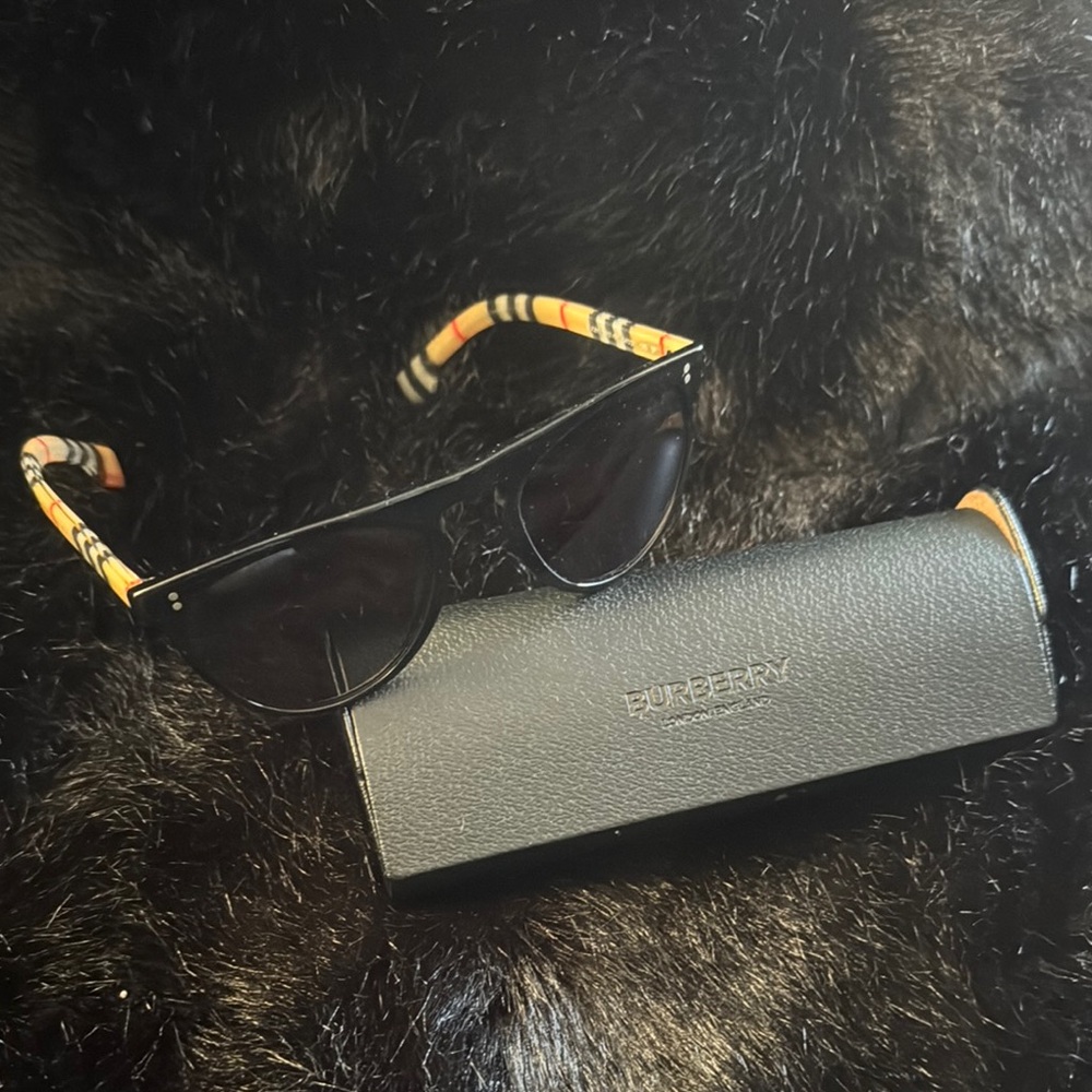 Burberry Black Cat eye Sunglasses with Case